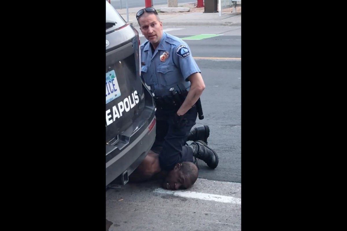 Policial filmado asfixiando George Floyd é detido nos EUA nesta sexta (29)