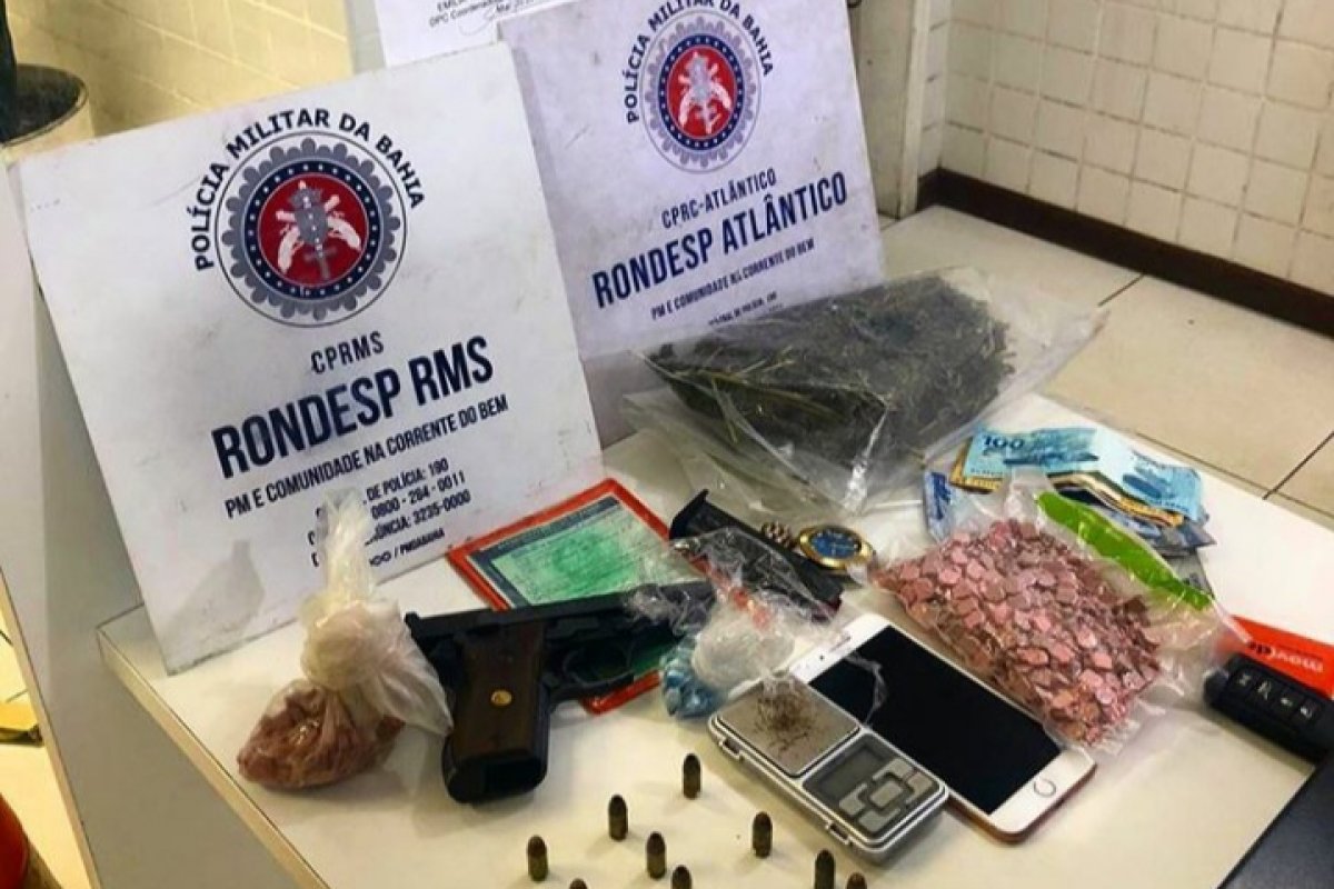 Dois homens são presos com mais de 500 porções de drogas