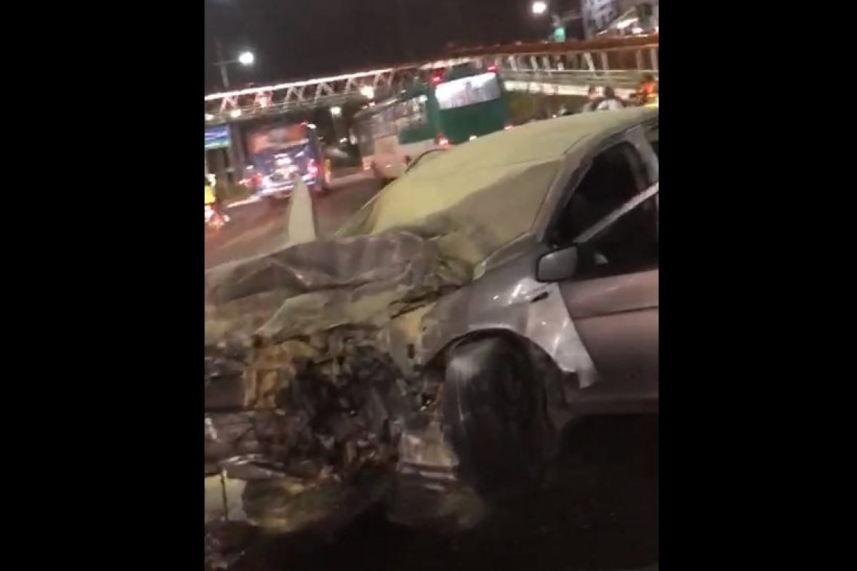 Veja vídeo: Acidente na Avenida Paralela deixa trânsito lento no local