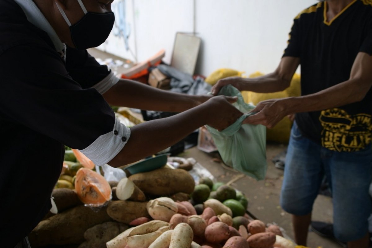 Comerciantes recebem campanha para adequar feiras para enfrentamento da Covid-19