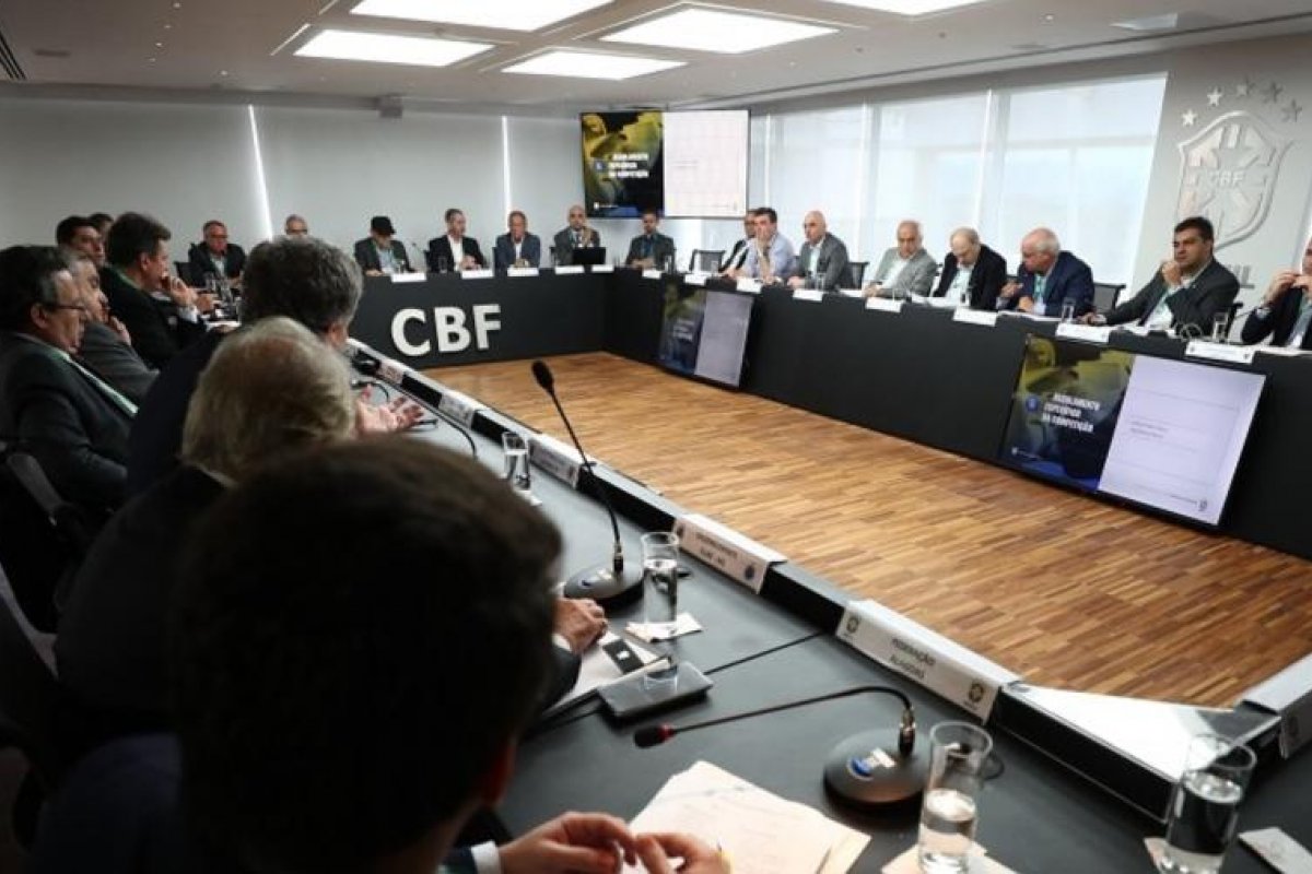 Clubes e CBF querem tentar linha de crédito junto ao BNDES para o futebol