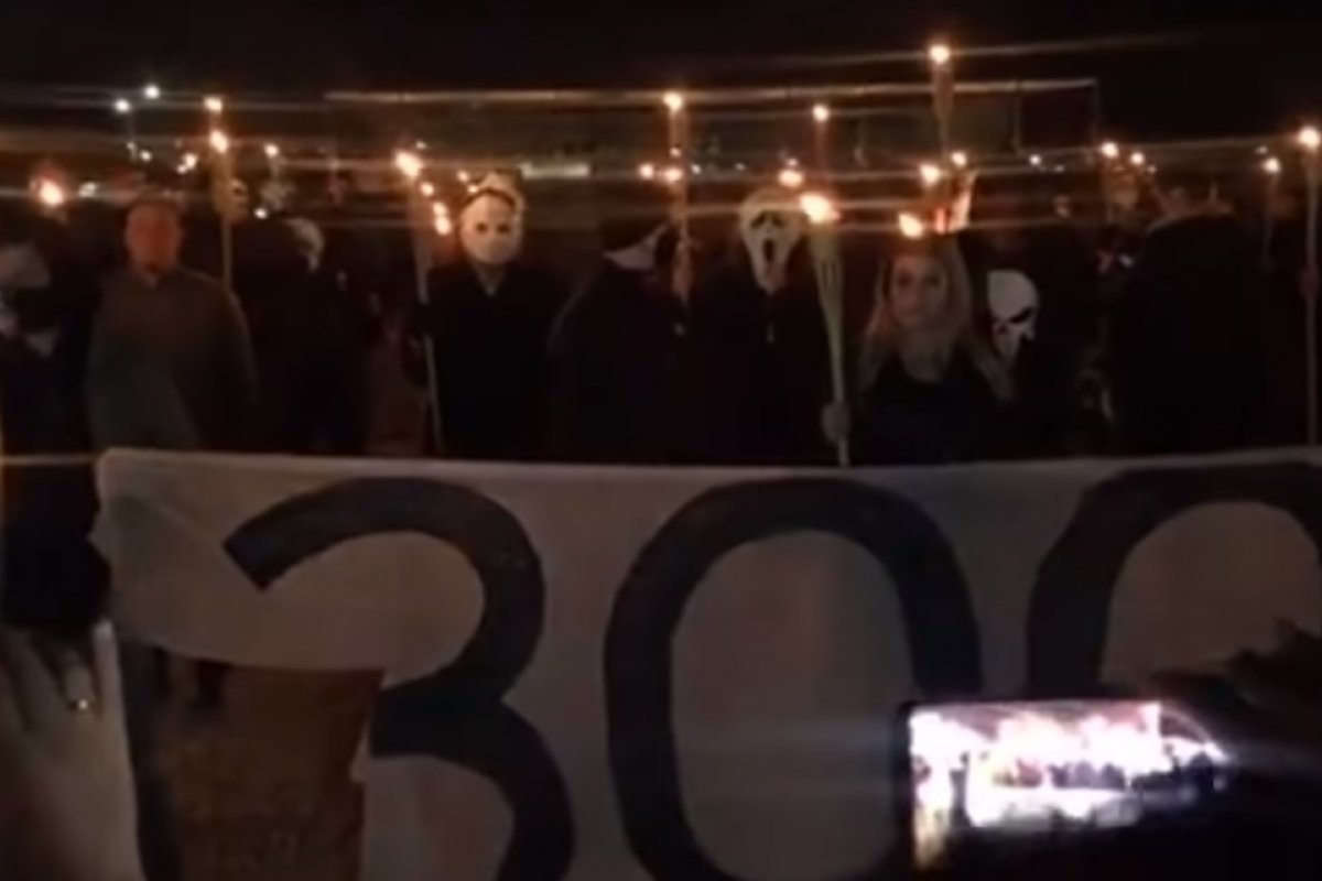 Apoiadores de Bolsonaro fazem protesto em frente ao STF com tochas e máscaras