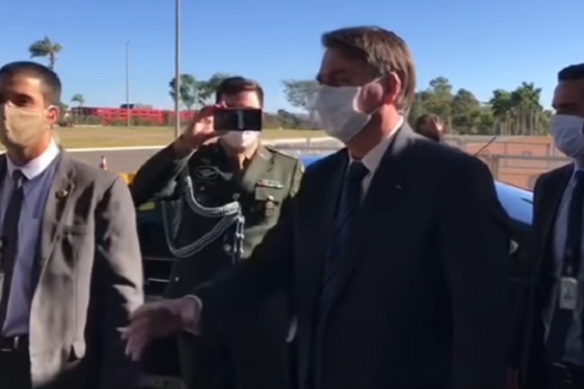 Bolsonaro comenta com apoiadores sobre manifestações 