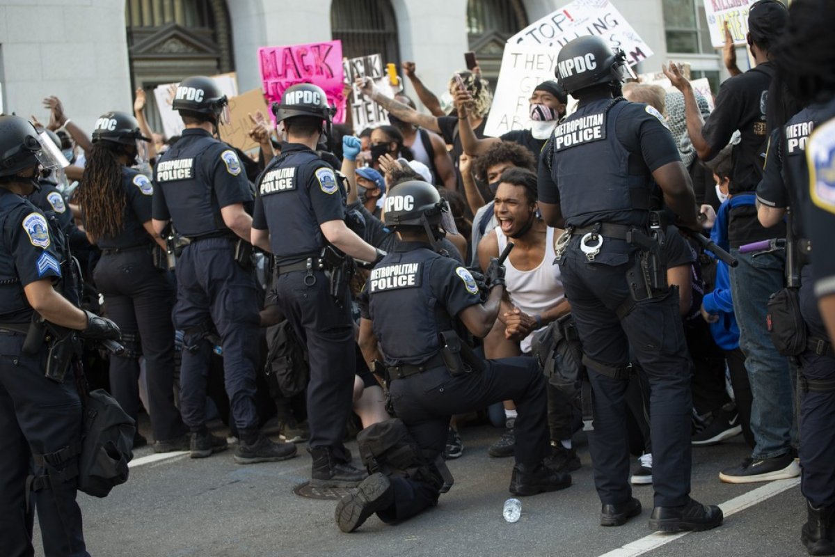 Em meio a protestos nos EUA, policiais ficam de joelhos em solidariedade