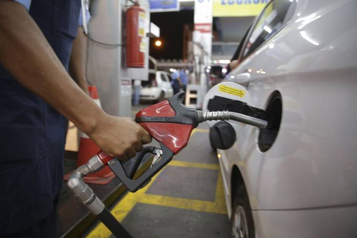 Preço da gasolina registra queda de 5,15% em maio