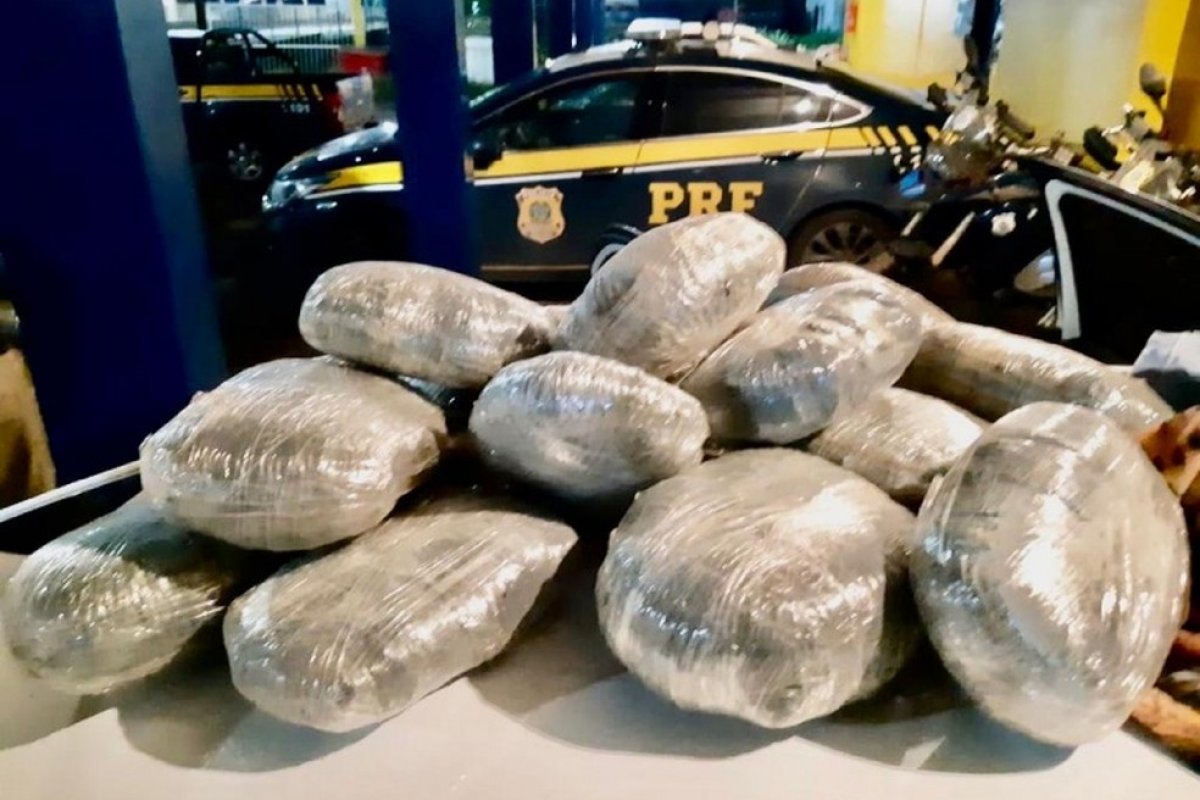 Casal em carro clonado é preso após transportar 19 kg de maconha 
