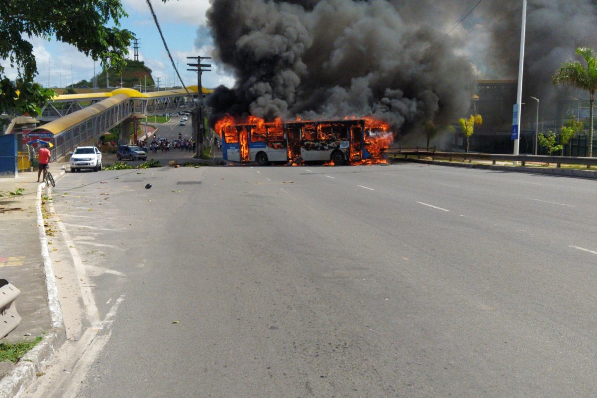 Ônibus é incendiado na Avenida Paralela e deixa trânsito lento nesta quarta (3)