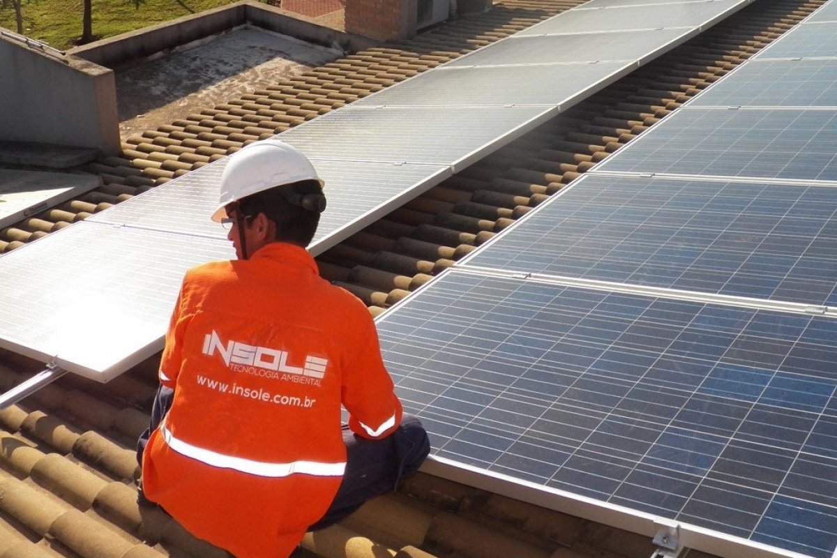 Fintech de energia solar vai pagar a conta de luz da sua empresa até o fim do ano
