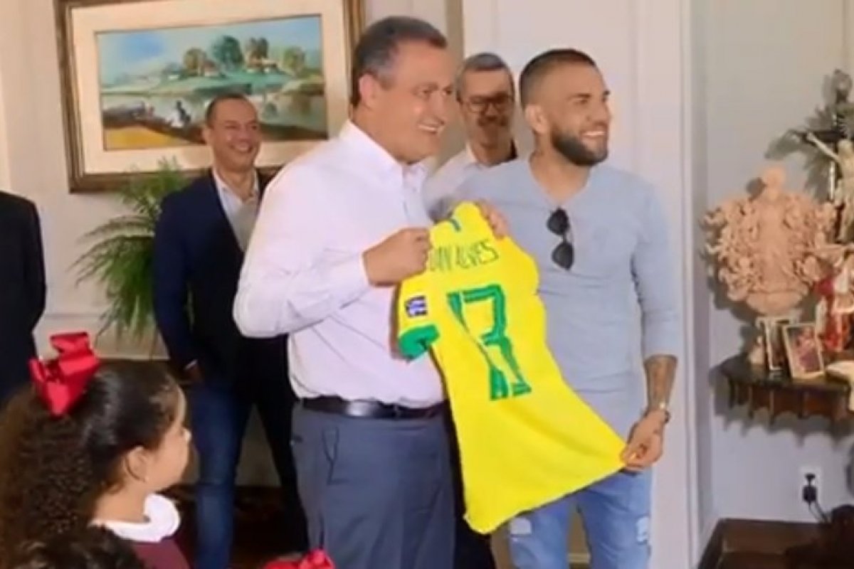 Governador publica nas redes sociais encontro com o jogador da seleção Daniel Alves