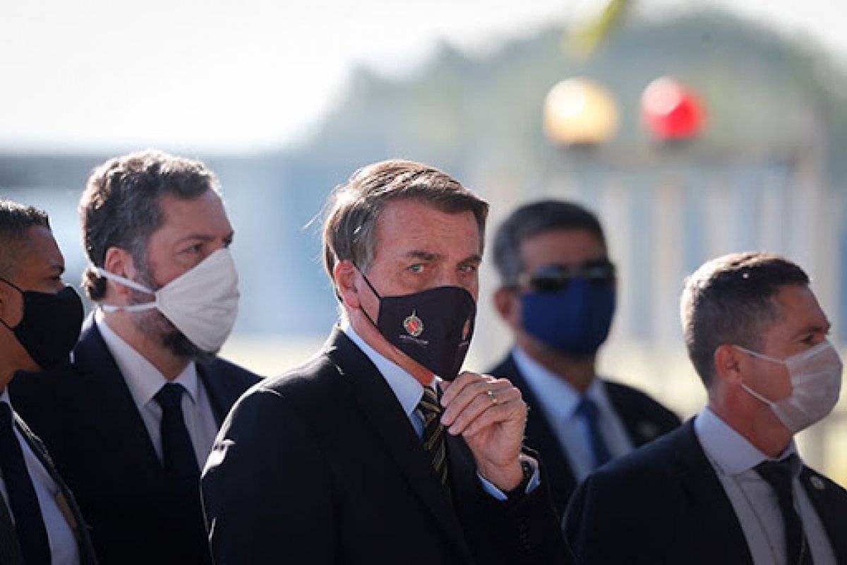 Bolsonaro volta a prometer flexibilização de armas para apoiadores