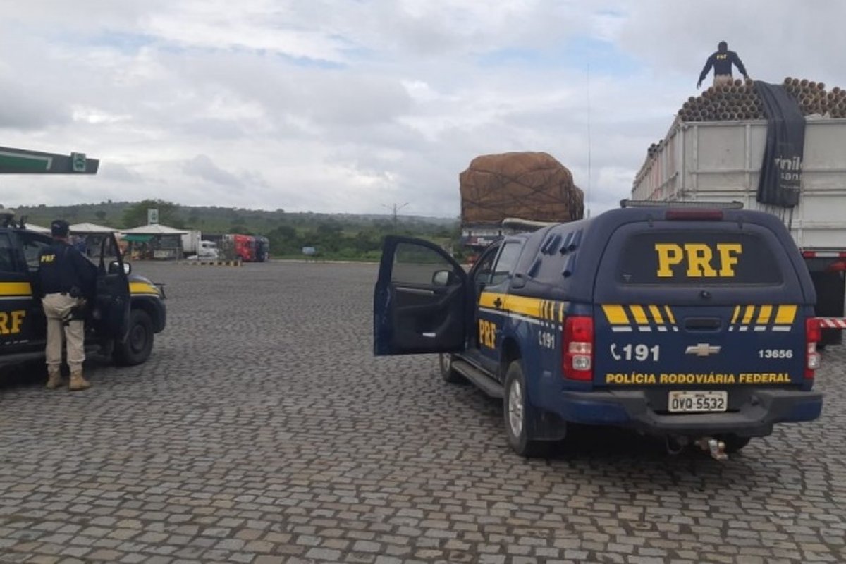 PRF prende homem que transportava 500 mil maços de cigarros clandestinos 