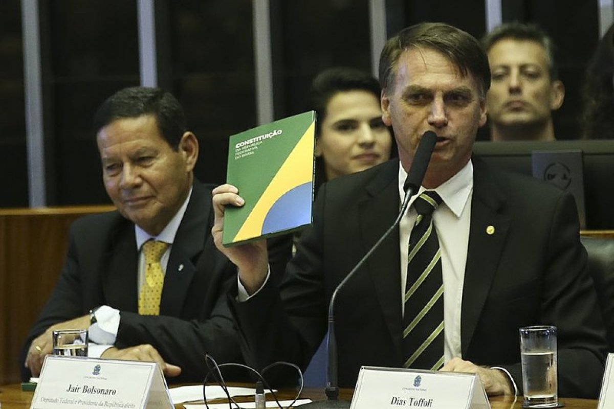 Secretaria-Geral da Câmara emite parecer explicando que o artigo 142 da Constituição não autoriza uma intervenção militar