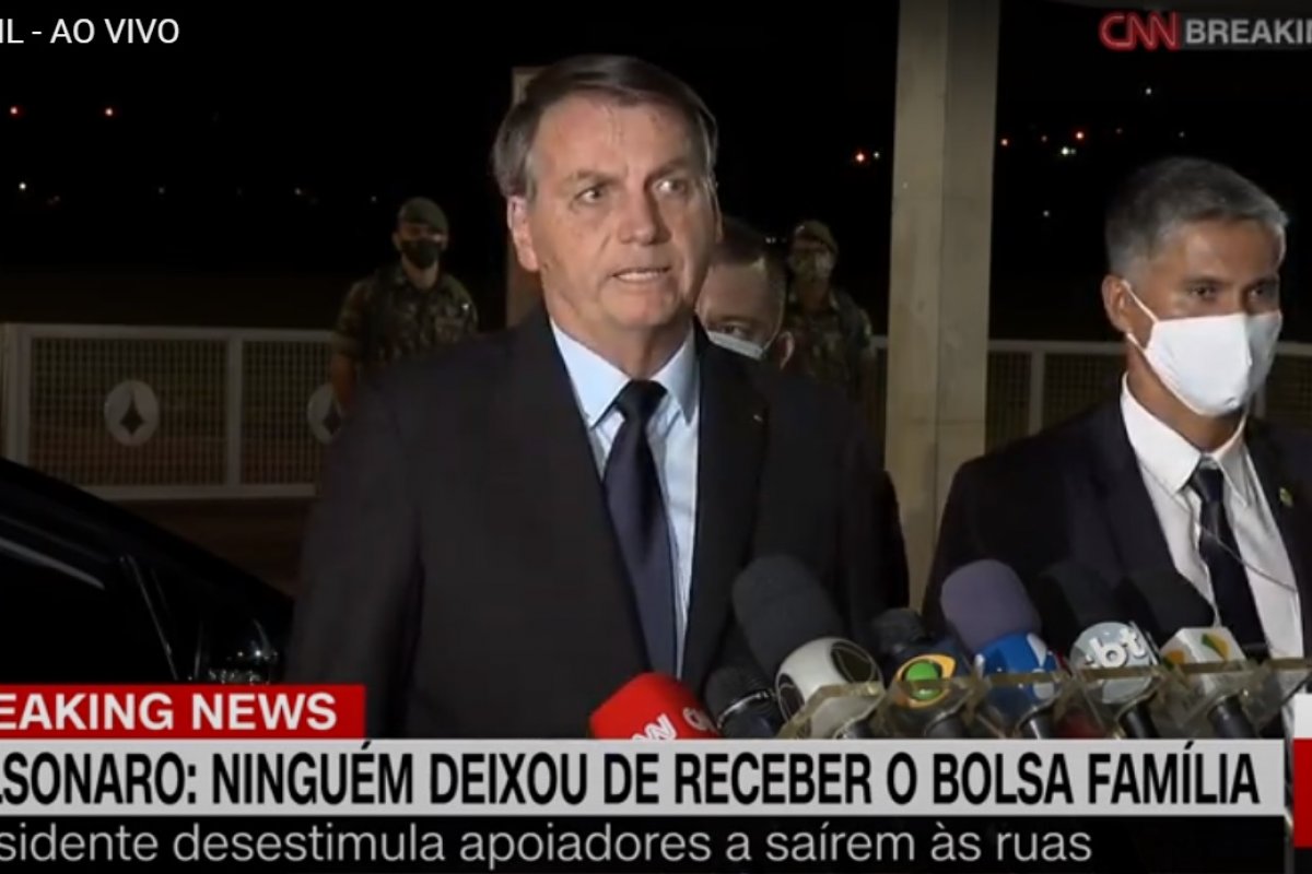 Bolsonaro chama Globo de TV funerária