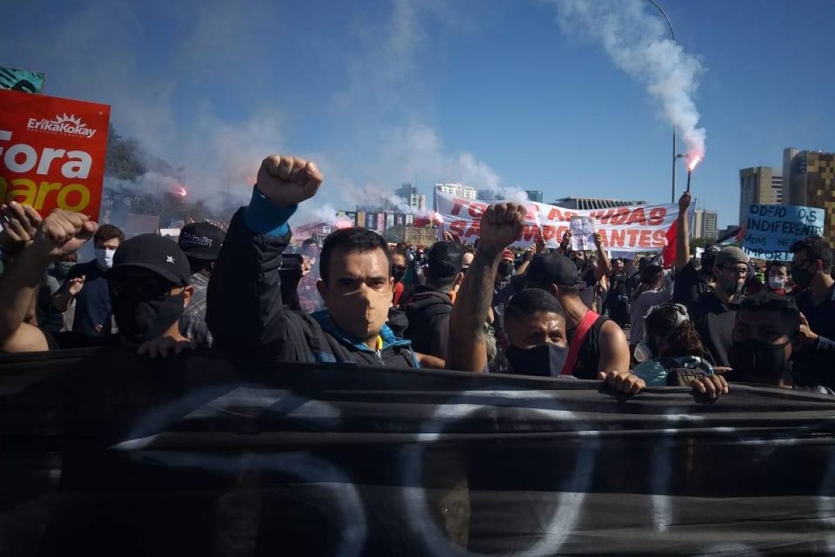 Veja vídeo: Grupo protesta contra Bolsonaro em ato no Distrito Federal