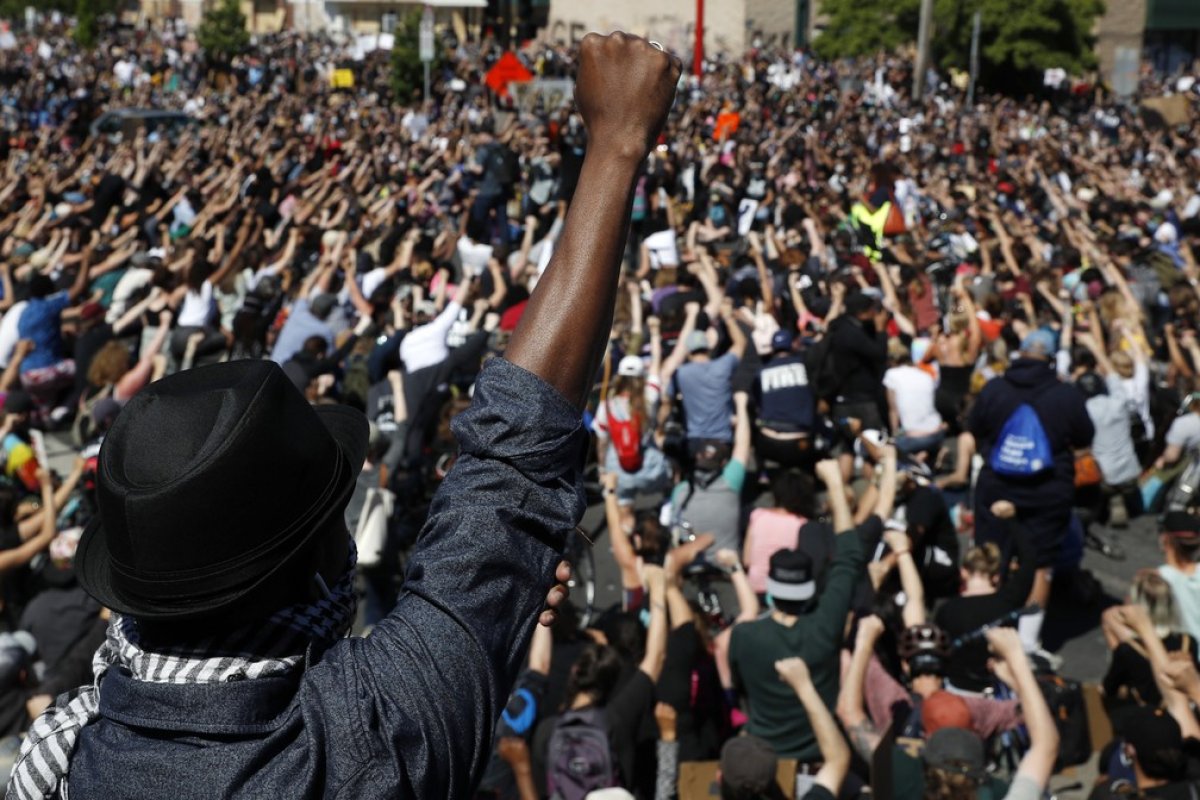 Protesto contra o racismo nos EUA tem confronto entre polícia e manifestantes