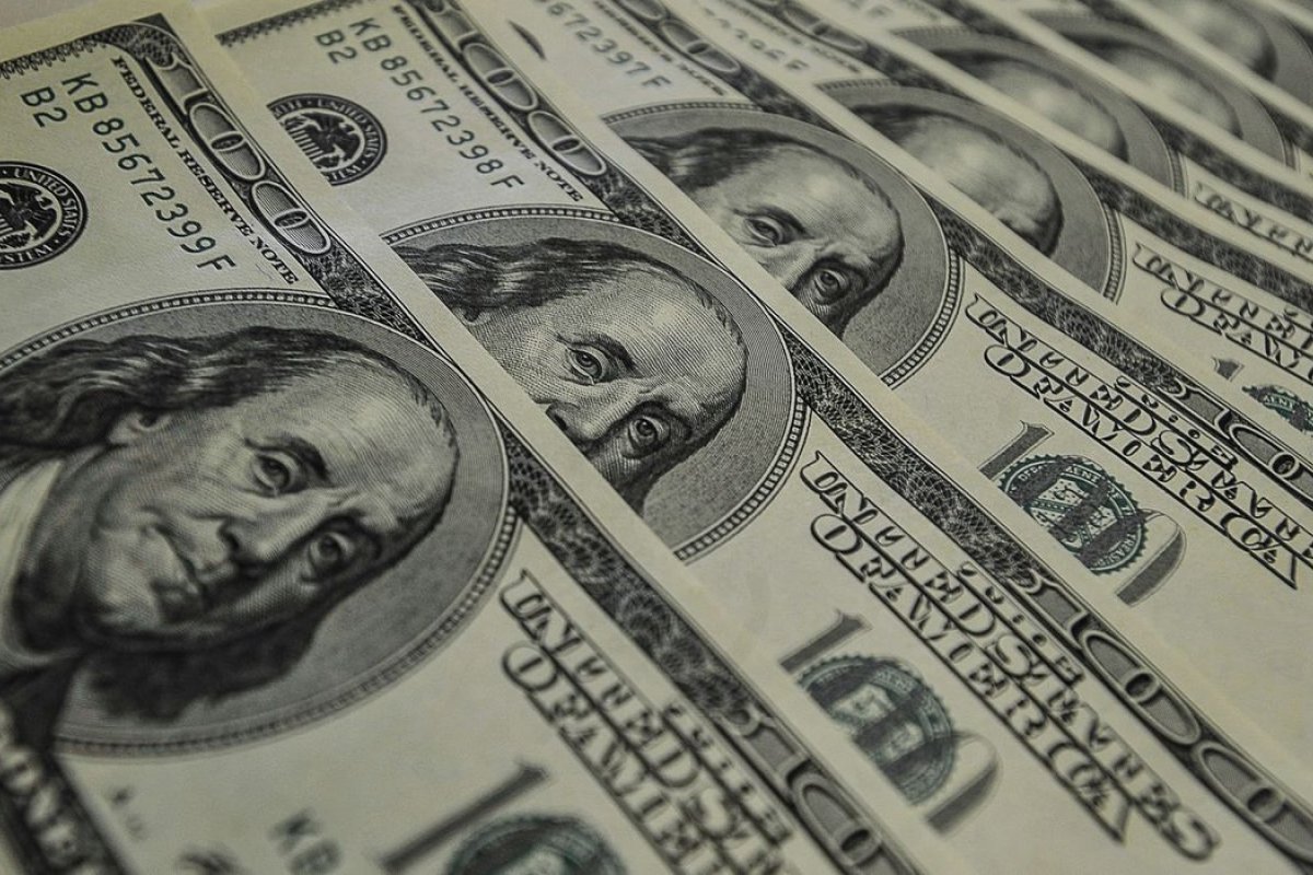 Dólar começa segunda-feira abaixo dos R$ 5