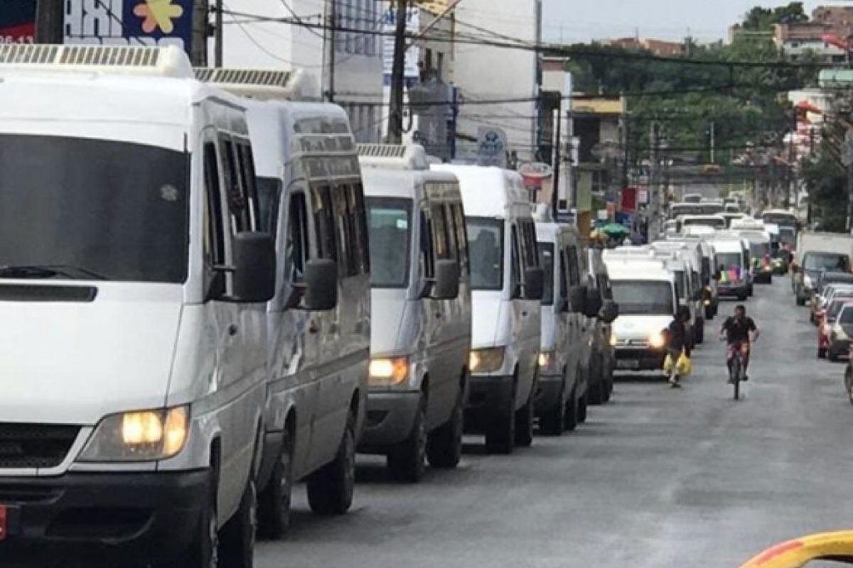 Transportadores de Turismo realizam carreata em protesto para que governo prorrogue taxas de licença