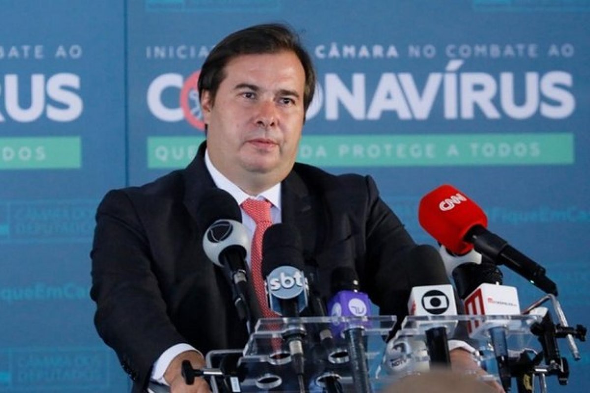 Após ser cobrado por Bolsonaro, Maia cogita acordo para diminuir salários de deputados