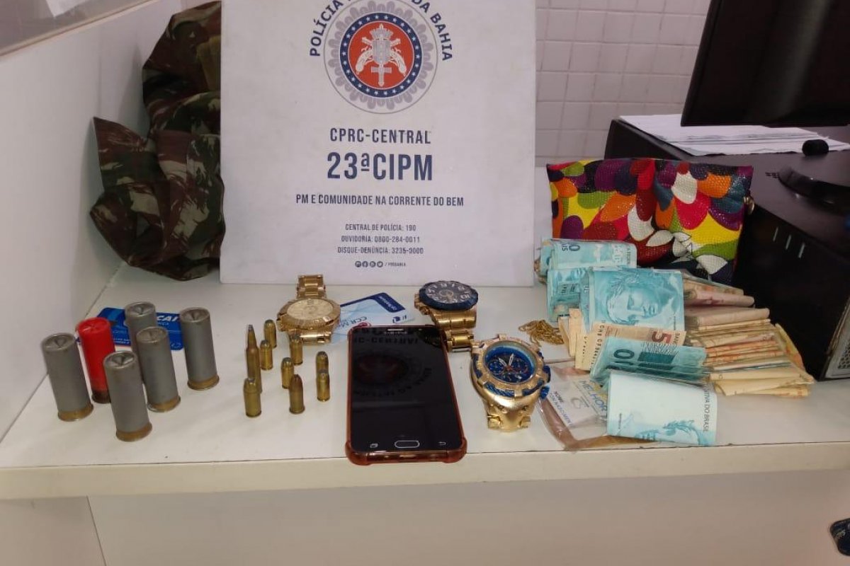 Criminoso morre em confronto com a polícia no Arraial do Retiro, em Salvador 