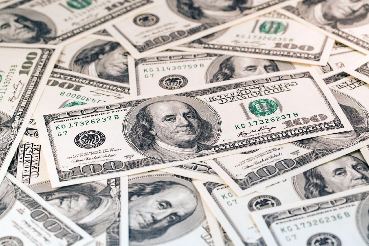 Dólar inicia dia em queda à espera de reunião do BC dos EUA
