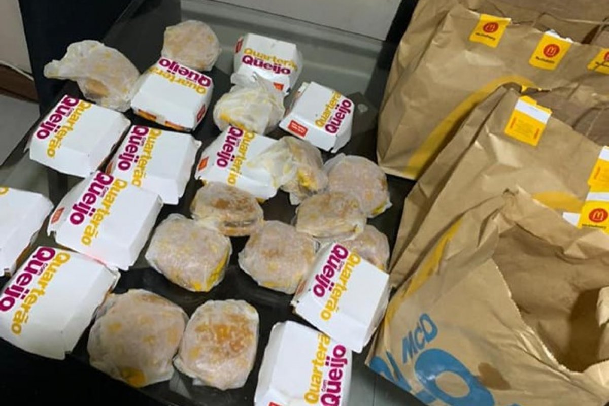 Garoto de 5 anos usa celular da mãe e pede 23 lanches do McDonald’s 