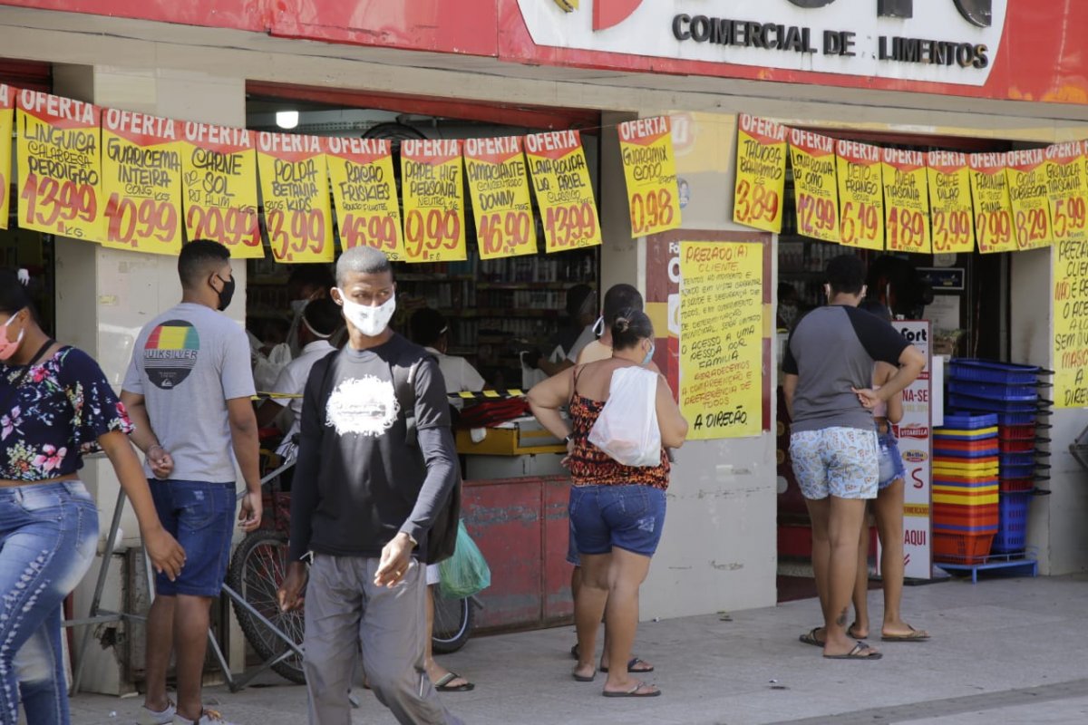Mesmo com decreto de lockdown, bairro de Salvador registra fluxo intenso de pessoas 