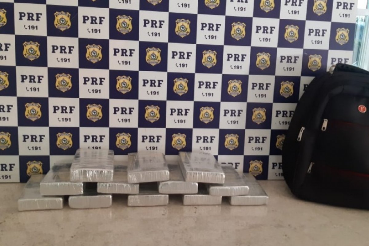 Mulher é presa com 12kg de cocaína dentro de mochila em ônibus 