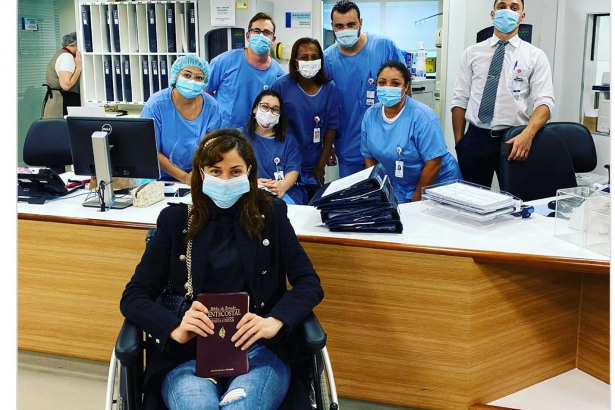 Com a bíblia na mão, ex-BBB deixa o hospital após pegar coronavírus