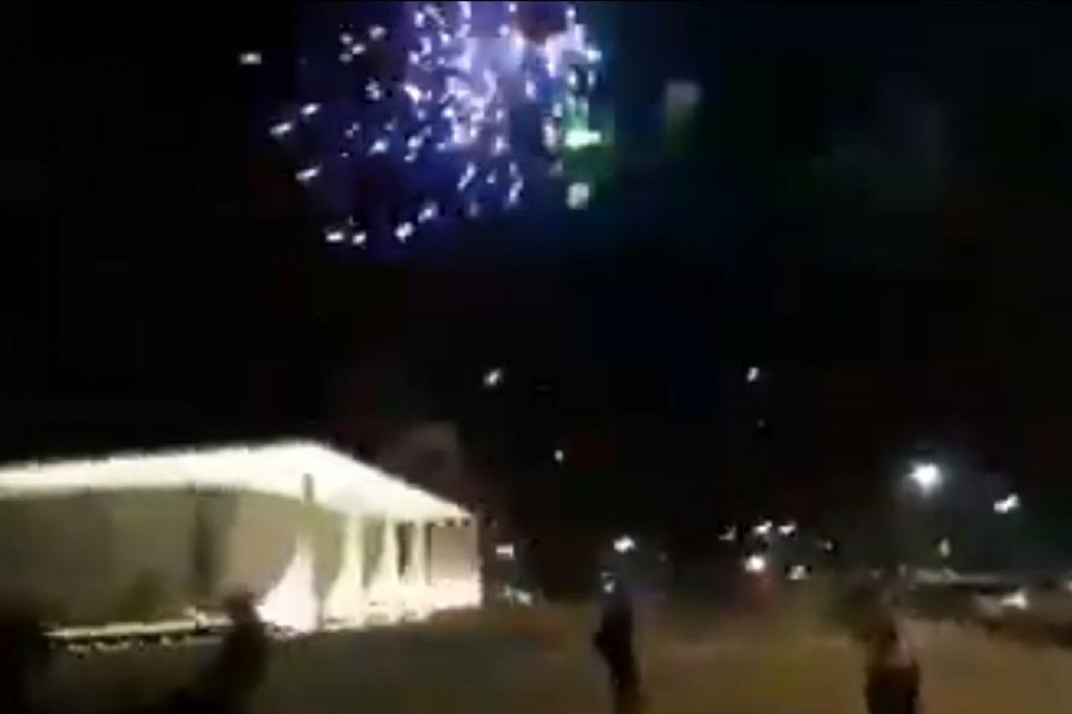 Vídeo: Em protesto, manifestantes soltam fogos de artifício na frente do STF