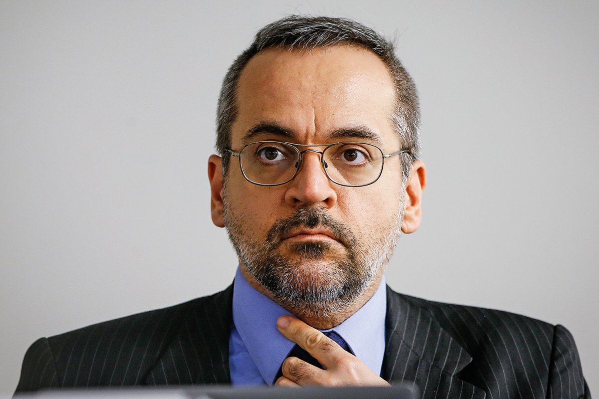 Justiça intima Weintraub a prestar esclarecimentos sobre ofensas a Lula e Dilma
