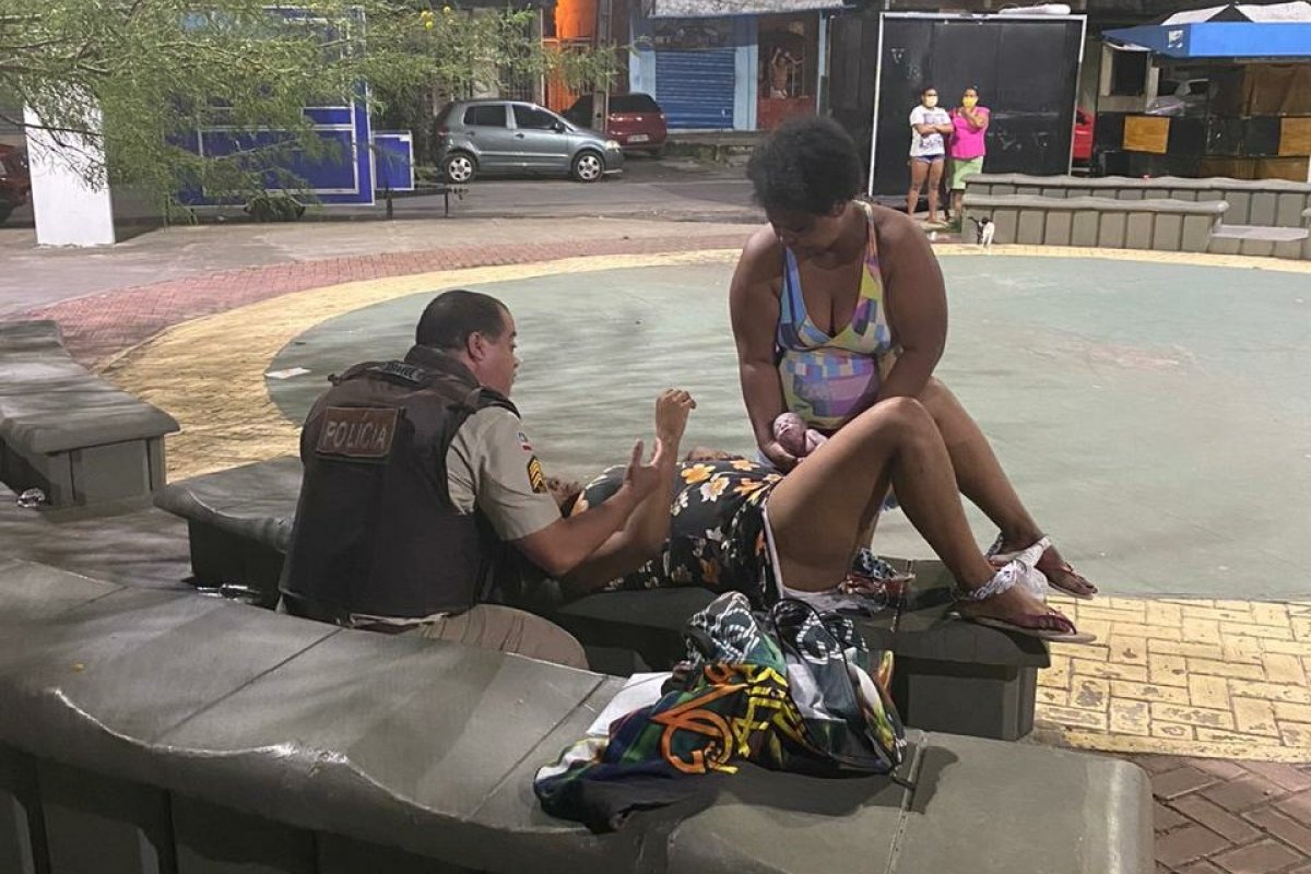 Policiais auxiliam em parto de jovem no Uruguai 