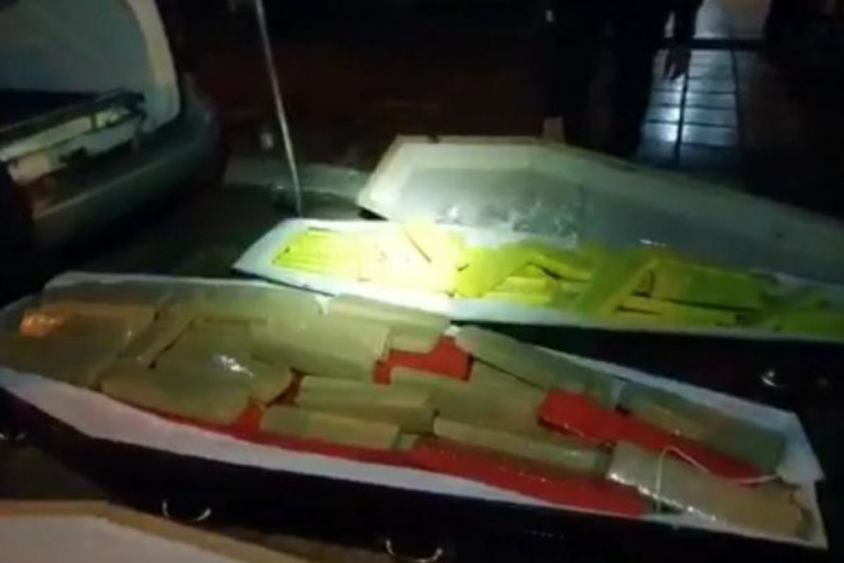 Homem é preso após transportar quase 300 quilos de maconha dentro de um caixão 