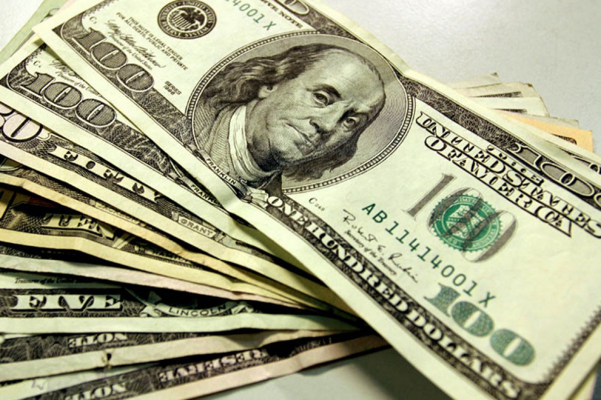Dólar opera em queda, abaixo de R$ 5,10, após atuação do BC americano