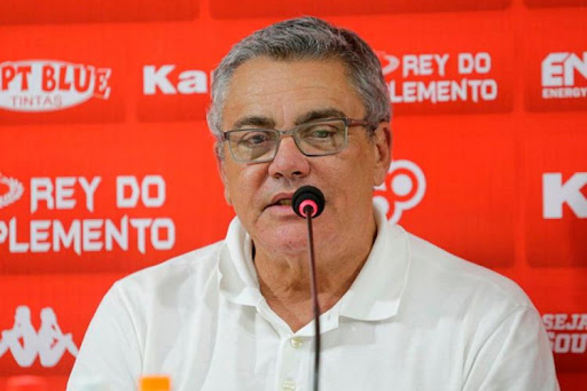 "Se eu me chatear, eu fecho o Vitória e não entra ninguém lá", diz Paulo Carneiro