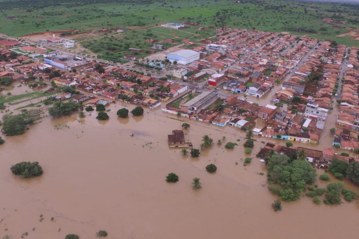 Devido a fortes chuvas, barragem se rompe no nordeste baiano