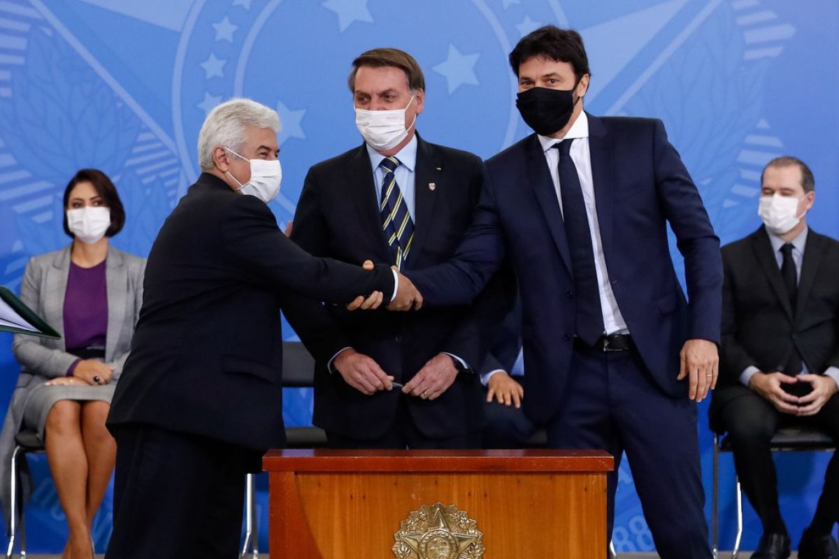 “Quanto melhor estiverem as comunicações, melhor estaremos todos nós”, diz Bolsonaro