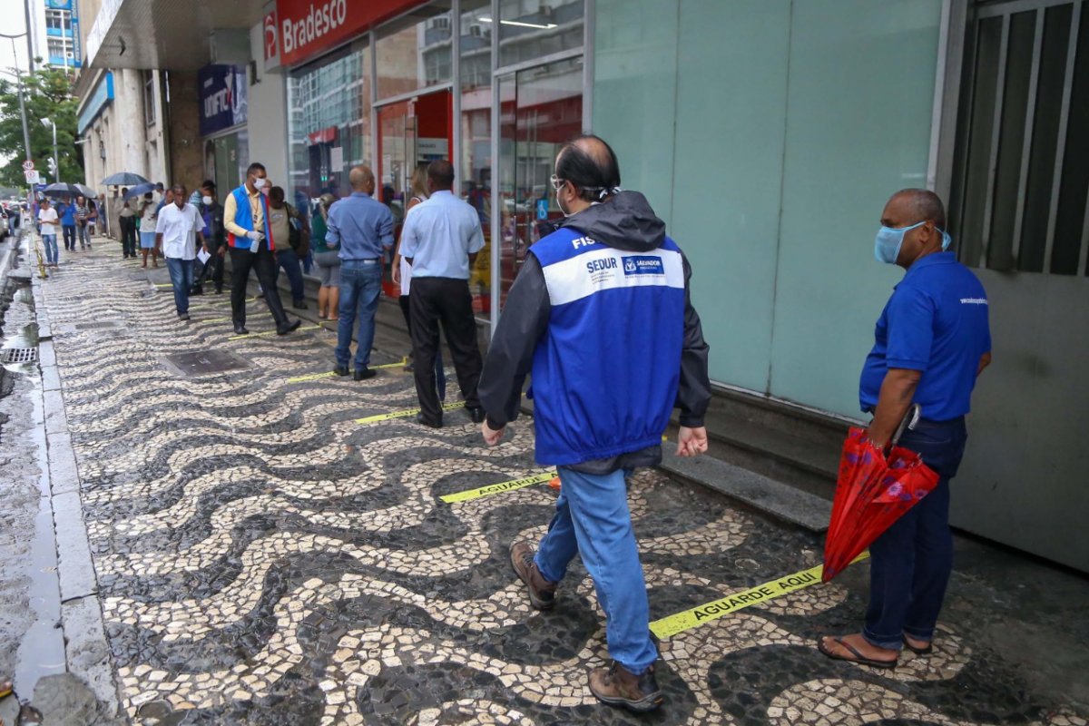 Bancos e lotéricas devem ter monitores de filas a partir desta sexta (19) 