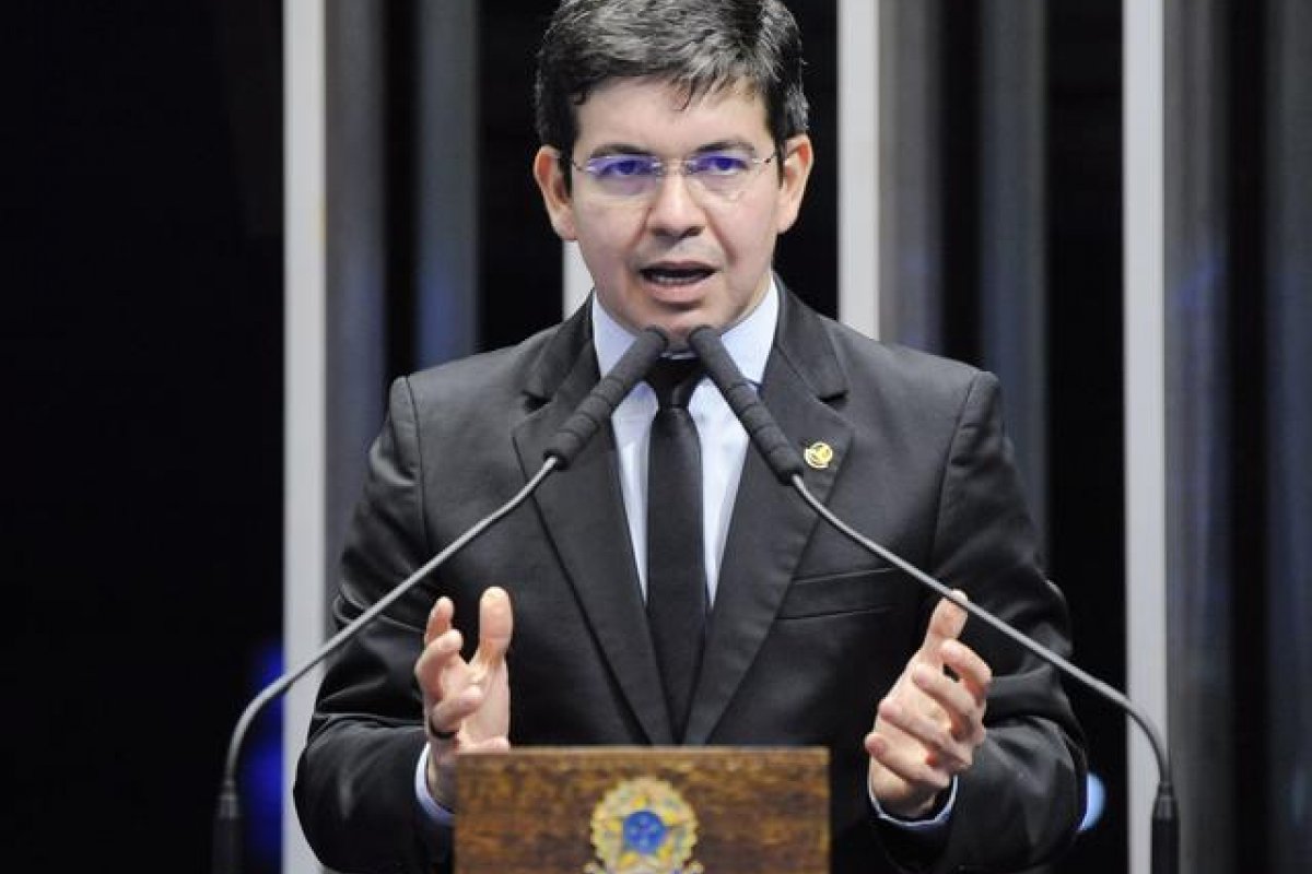 Líder da oposição no Senado quer cassação de Flávio Bolsonaro