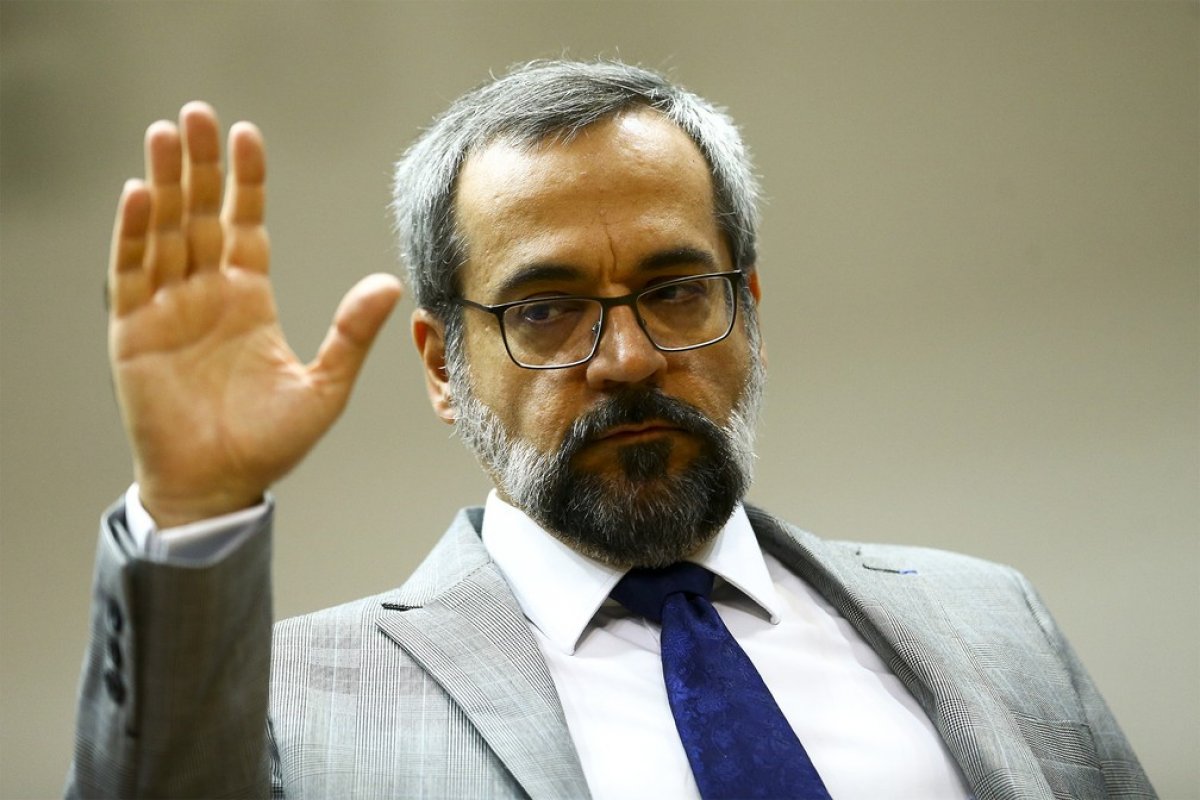 Entidades repercutem saída do ministro da Educação, Abraham Weintraub 