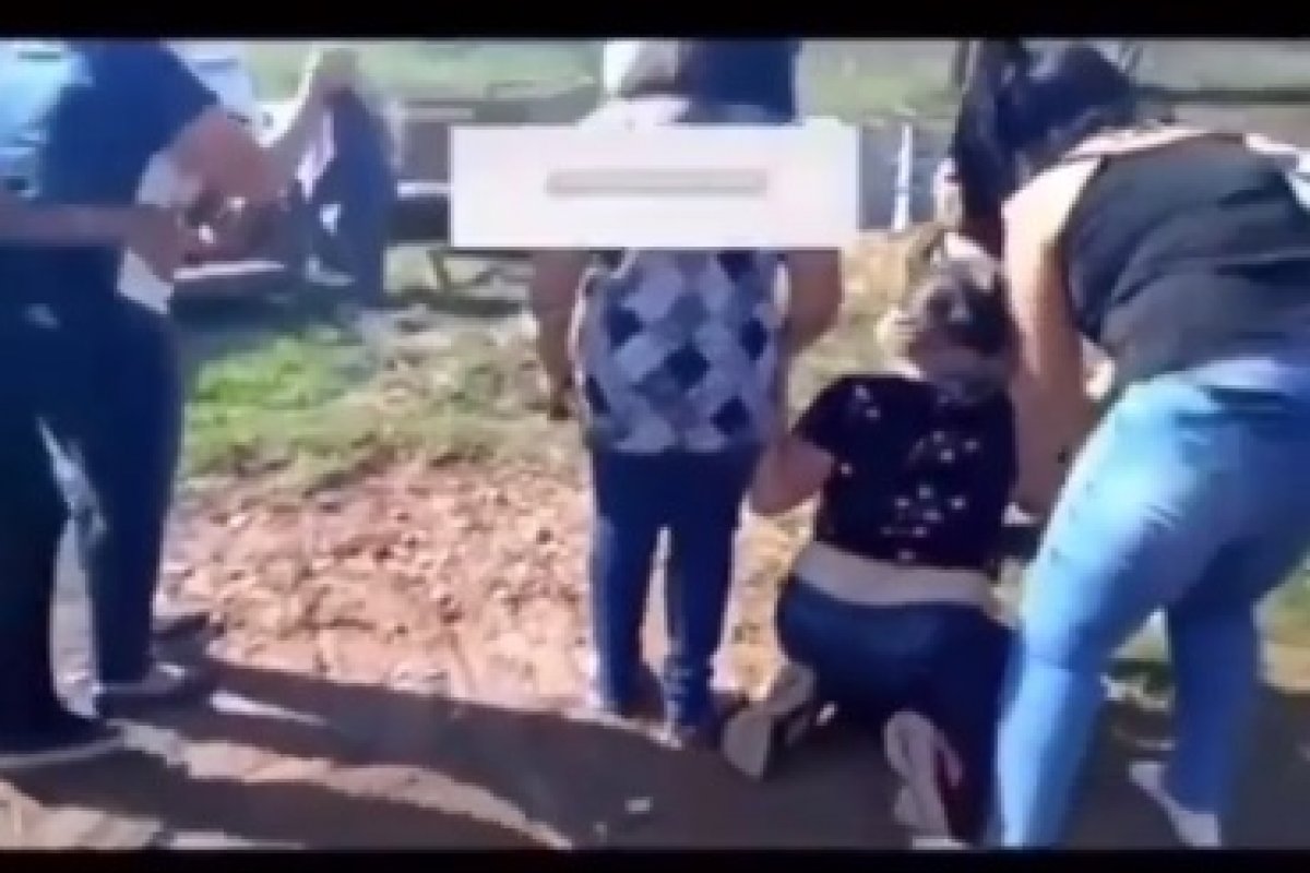 Imagens fortes: filha perde perdão durante enterro da mãe, morta por covid-19