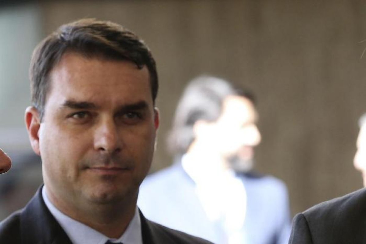 Justiça do Rio decreta que empresa envie dados de 12 anos de viagens de Flávio Bolsonaro