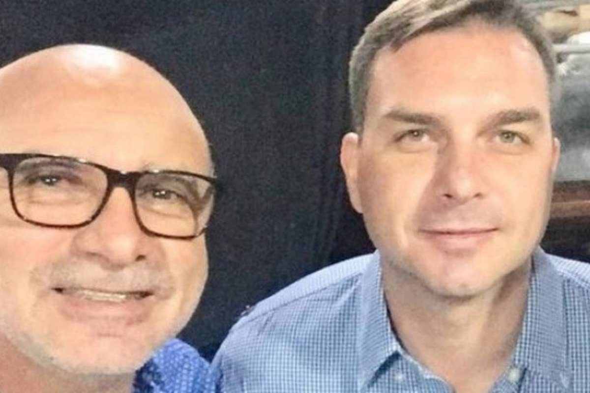 Queiroz pagou em espécie mensalidade de filhas de Flávio Bolsonaro