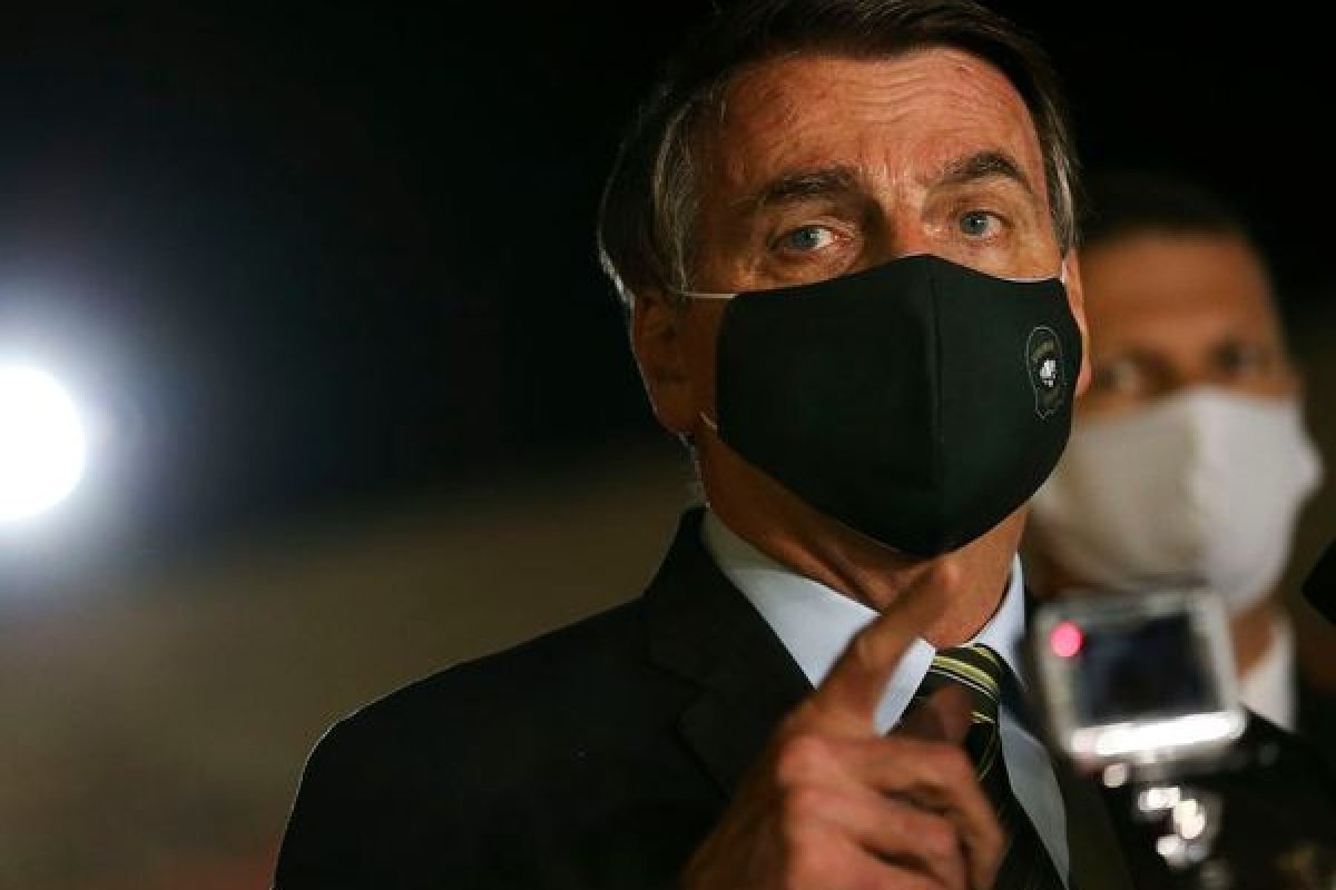 Ao falar com apoiadores, Bolsonaro volta a defender a reabertura da economia