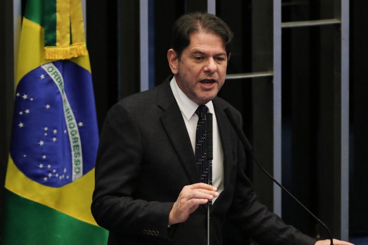 Veja vídeo: jornalista desmente Cid Gomes sobre presença em ato da retroescavadeira 