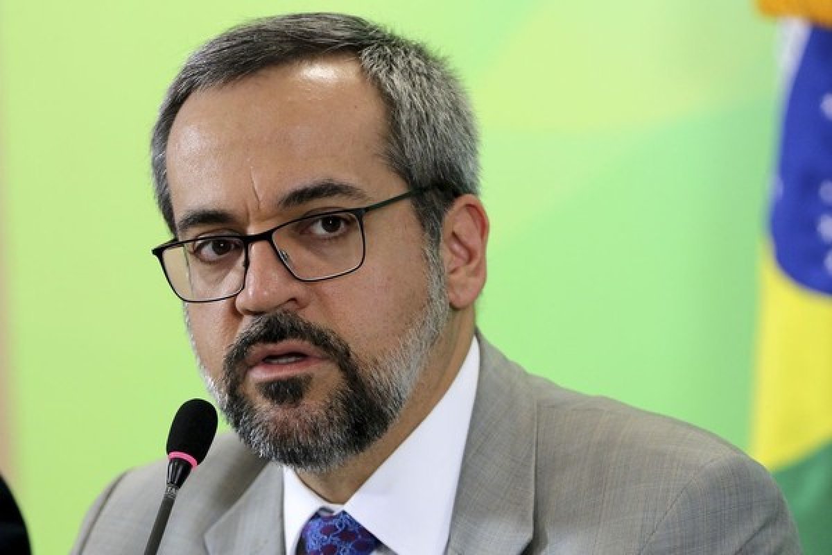 Após chegar nos Estados Unidos, governo publica exoneração de Weintraub
