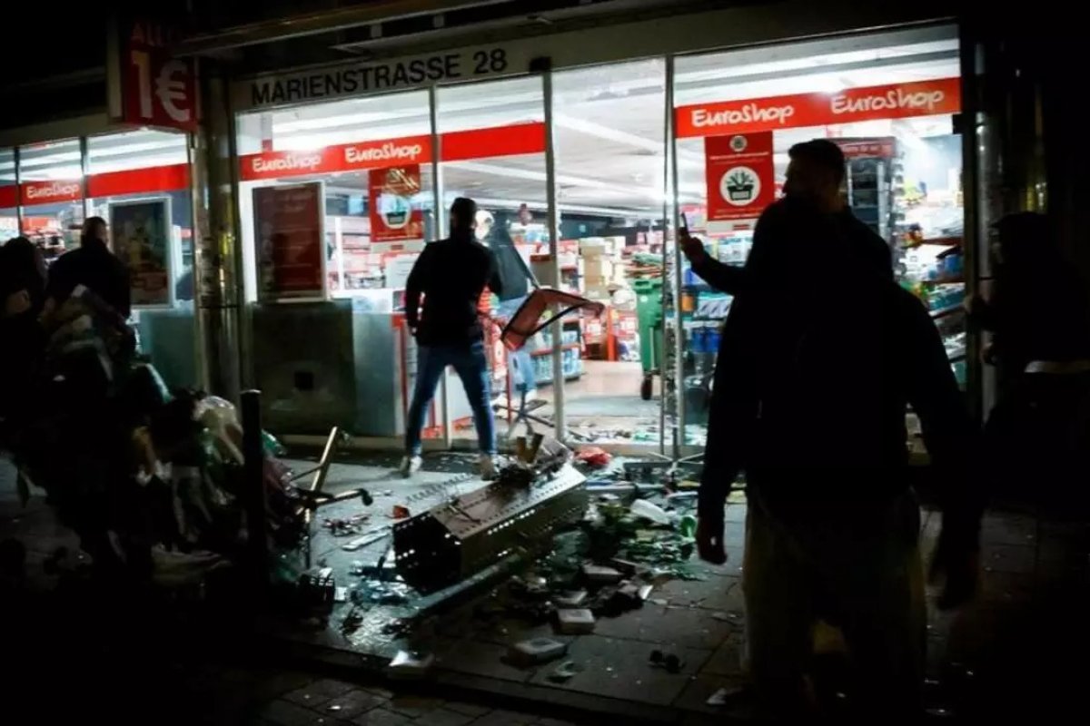 Jovens atacam lojas e policiais ficam feridos na Alemanha