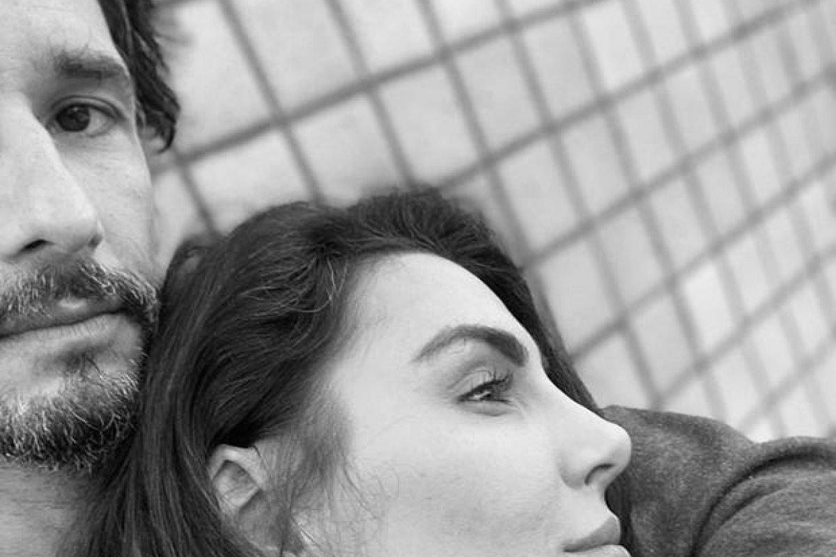 Rodrigo Santoro surge em clique  raríssimo com a esposa