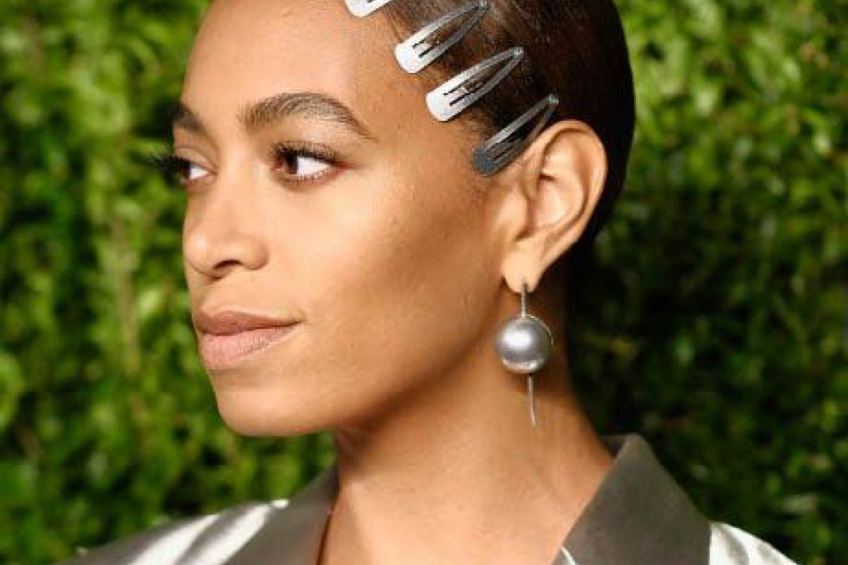 Era 90's: Aposte na tendência das presilhas de cabelo 