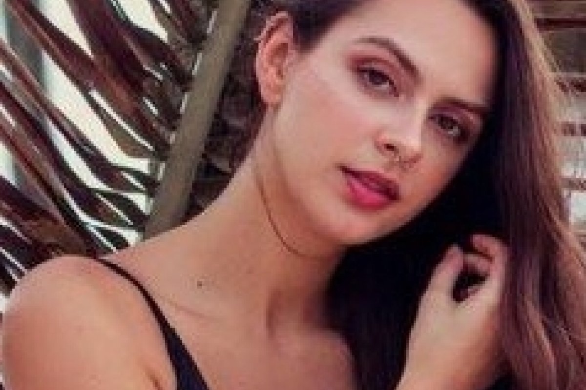 Filha do ex-trapalhão Dedé Santana surge de maiô na web