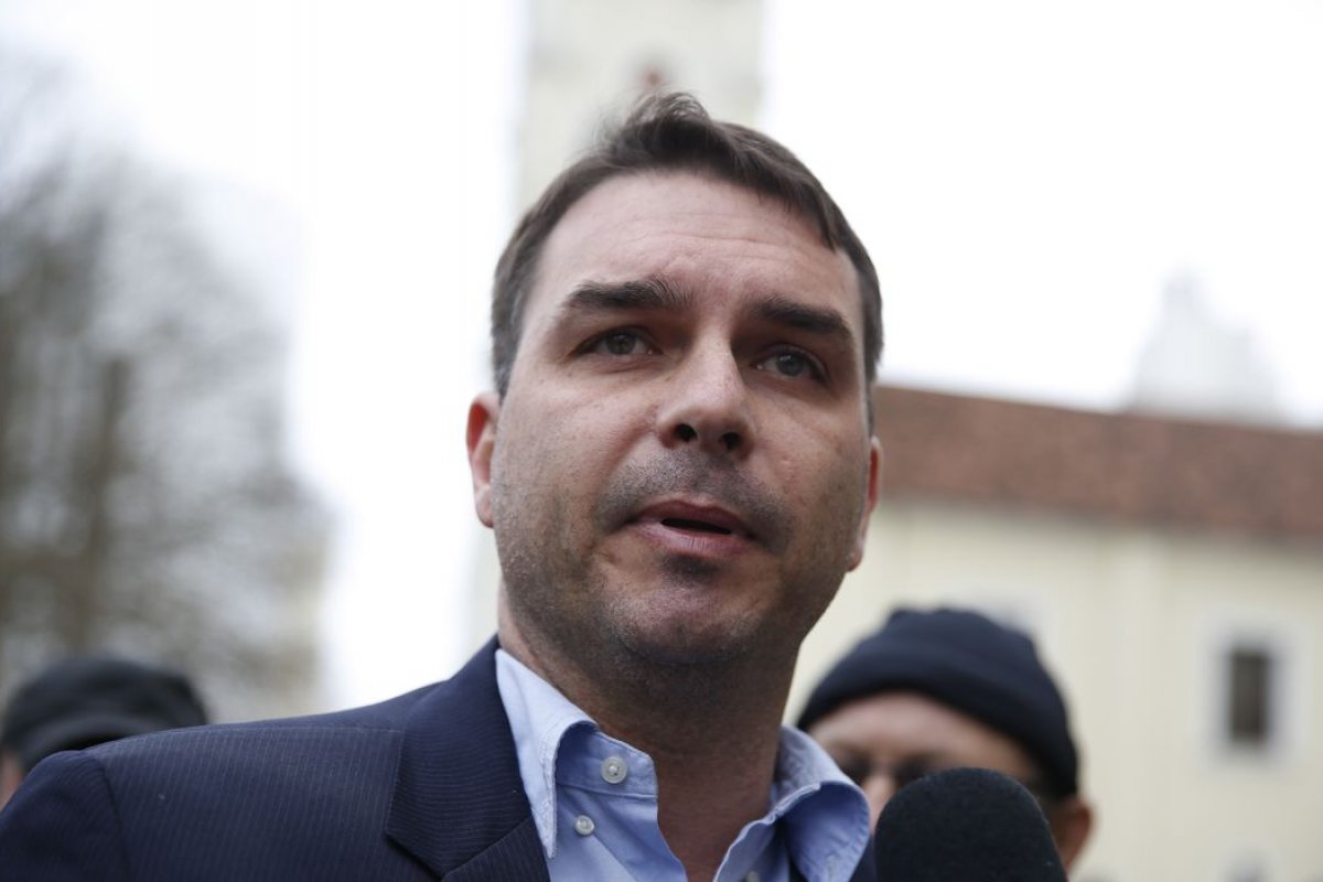 PF diz que renda de Flávio é compatível com bens